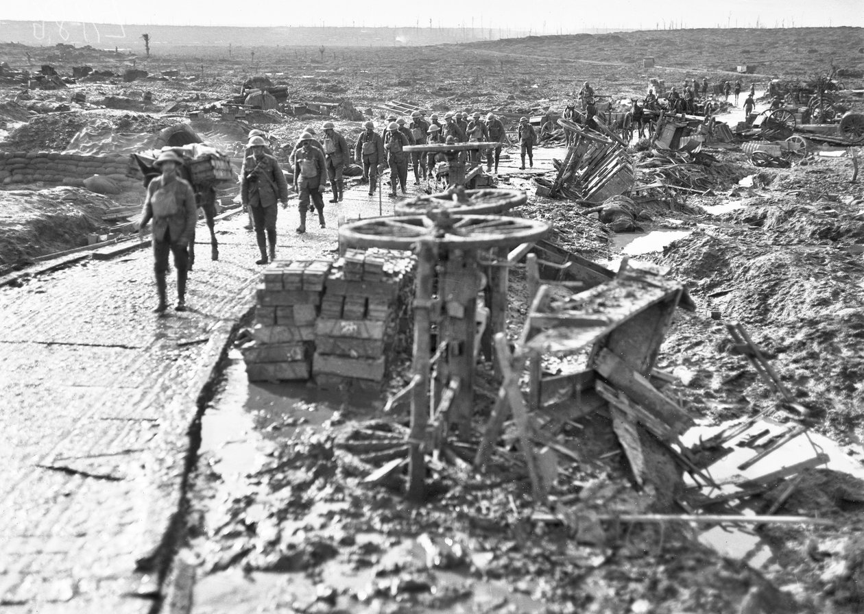 Australske tropper passerer langs sporet, der fører til Idiot Corner, ved Westhoek Ridge, i Ypres-sektoren, 28. oktober 1917 af Australian Photographer