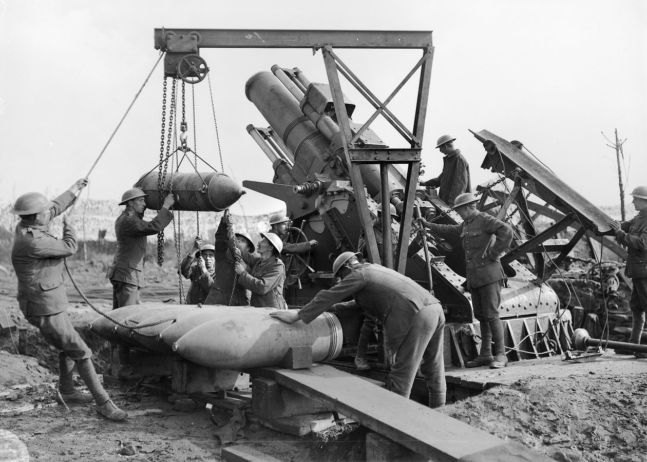 Besætning på 2 kanoner, Royal Marine Artillery laster Granny, en 15 tommer Howitzer (tung artilleripistol), nær Menin Road, i Ypres-sektoren, 5. oktober 1917 af Australian Photographer