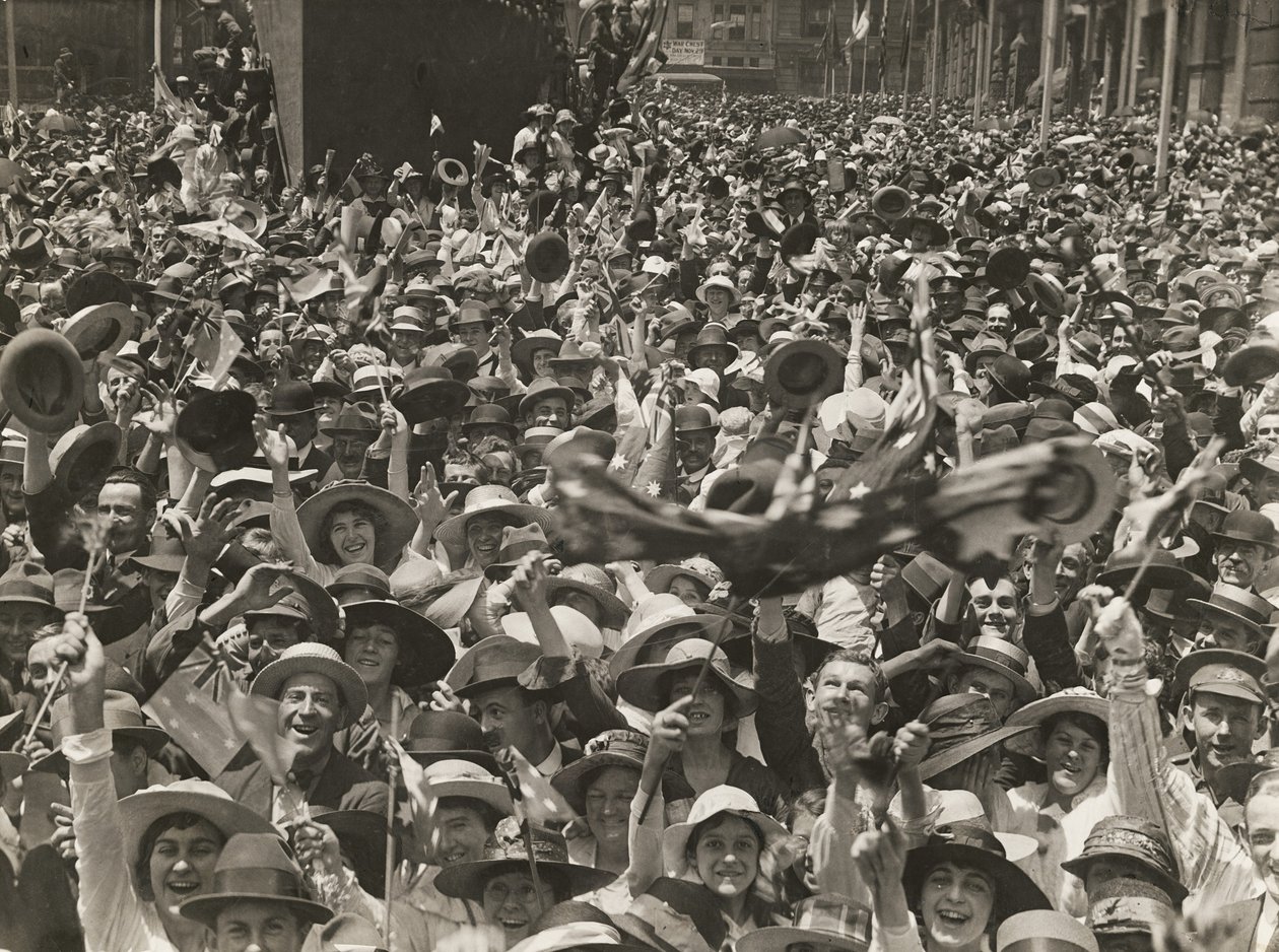 Publikum i Martin Place, Sydney, der fejrer nyheden om underskrivelsen af våbenhvilen, 11. november 1918 af Australian Photographer