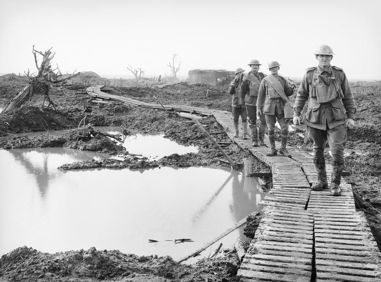 Fire australske soldater, der går langs duckboard-banen ved Tokio, nær Zonnebeke, i Ypres-sektoren, over en del af landet, der blev erobret af australierne i kampene i det tredje slag af Australian Photographer