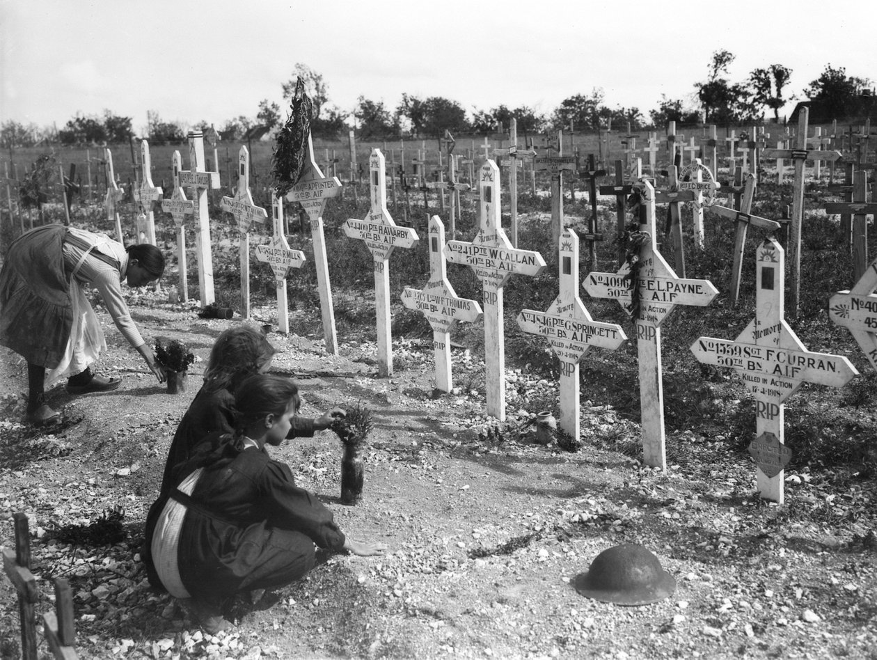 Franske børn passer grave på Adelaide Cemetery af australiere dræbt i kamp på vestfronten, Villers-Bretonneux, Frankrig 26. august 1919 af Australian Photographer