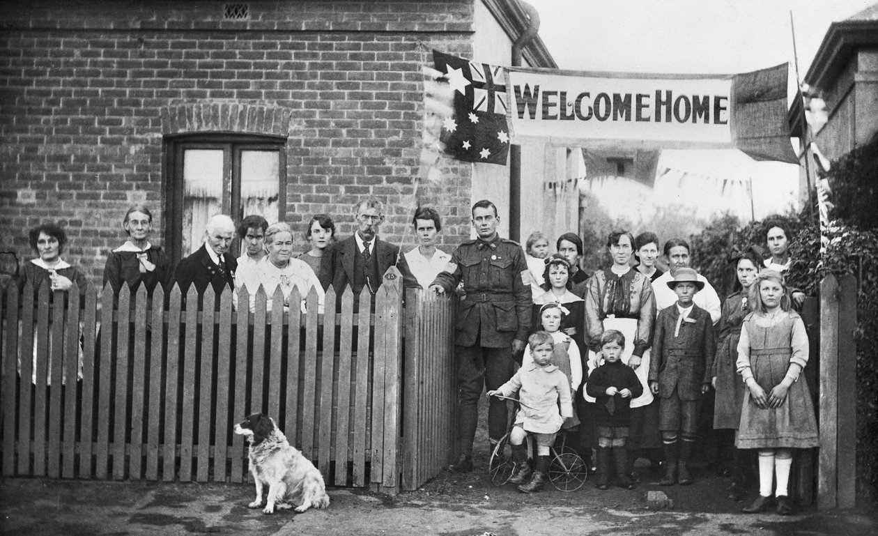 Gruppeportræt af 540 Sapper Arthur Findon Dunbar MM, 2nd Australian Tunneling Company (i uniform med armen hvilende på porten) og hans familiemedlemmer samlet uden for deres hus på 45 Chief Street af Australian Photographer