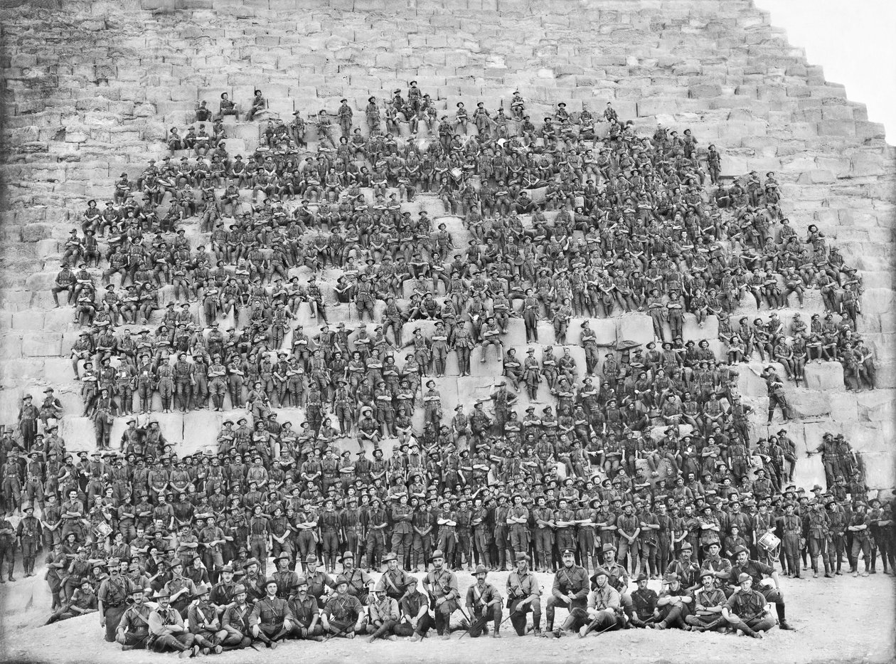 Gruppeportræt af alle de originale officerer og mænd fra 11. bataljon, 3. brigade, AIF, 10. januar 1915 af Australian Photographer