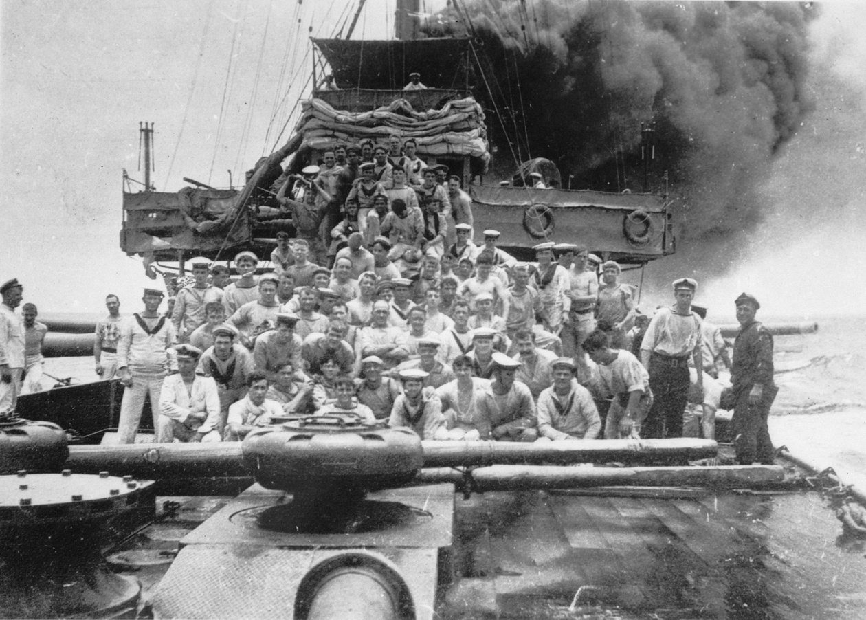 Gruppeportræt af nogle uidentificerede medlemmer af besætningen på HMAS Sydney, vist på dækket, mens deres skib jagter collieren Buresk nær Cocos Island, 9. november 1914 af Australian Photographer