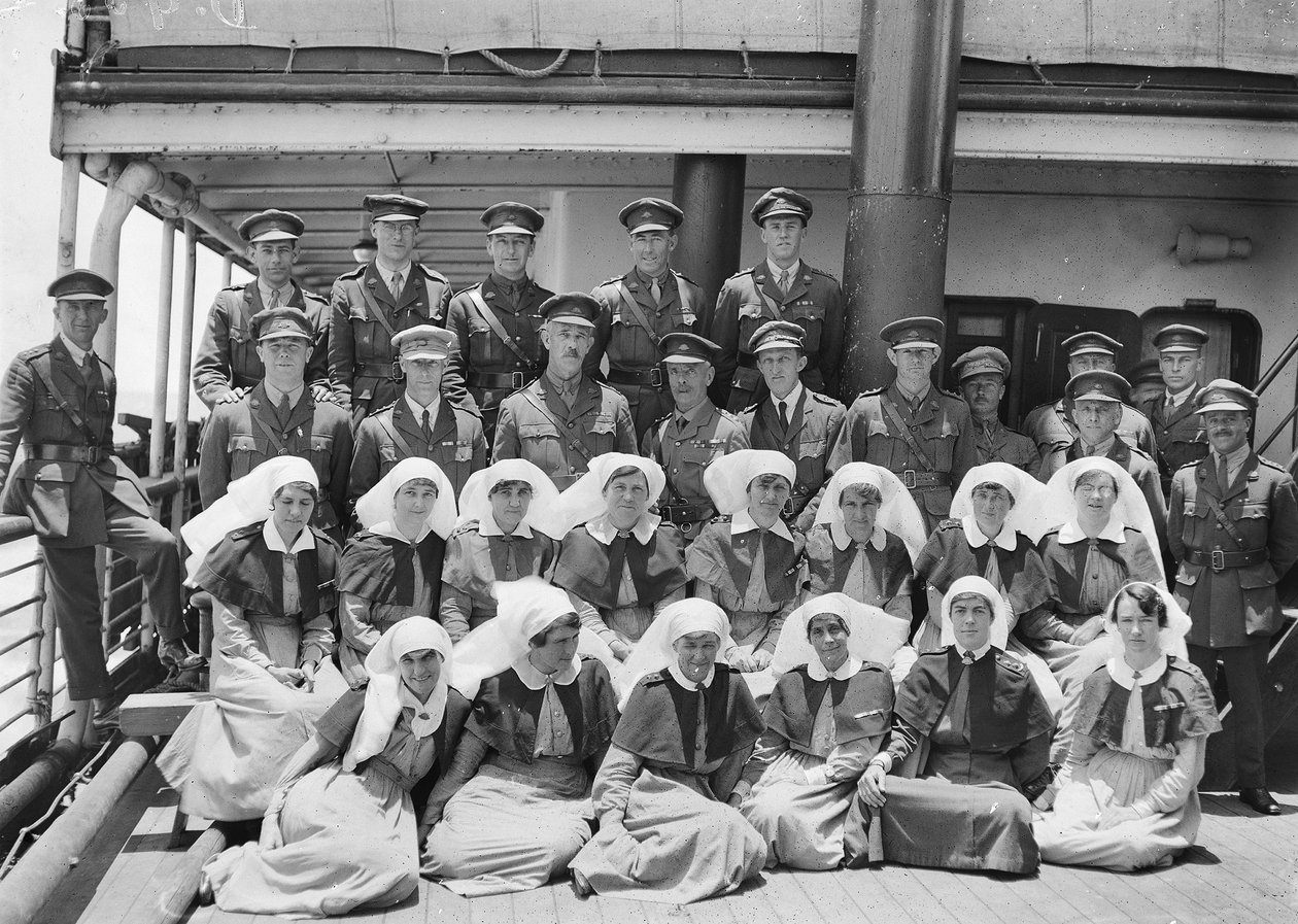 Gruppeportræt af seniorlæge og personale ombord på HMAT Wahehe, under returrejsen til Australien, september 1919-oktober 1919 af Australian Photographer