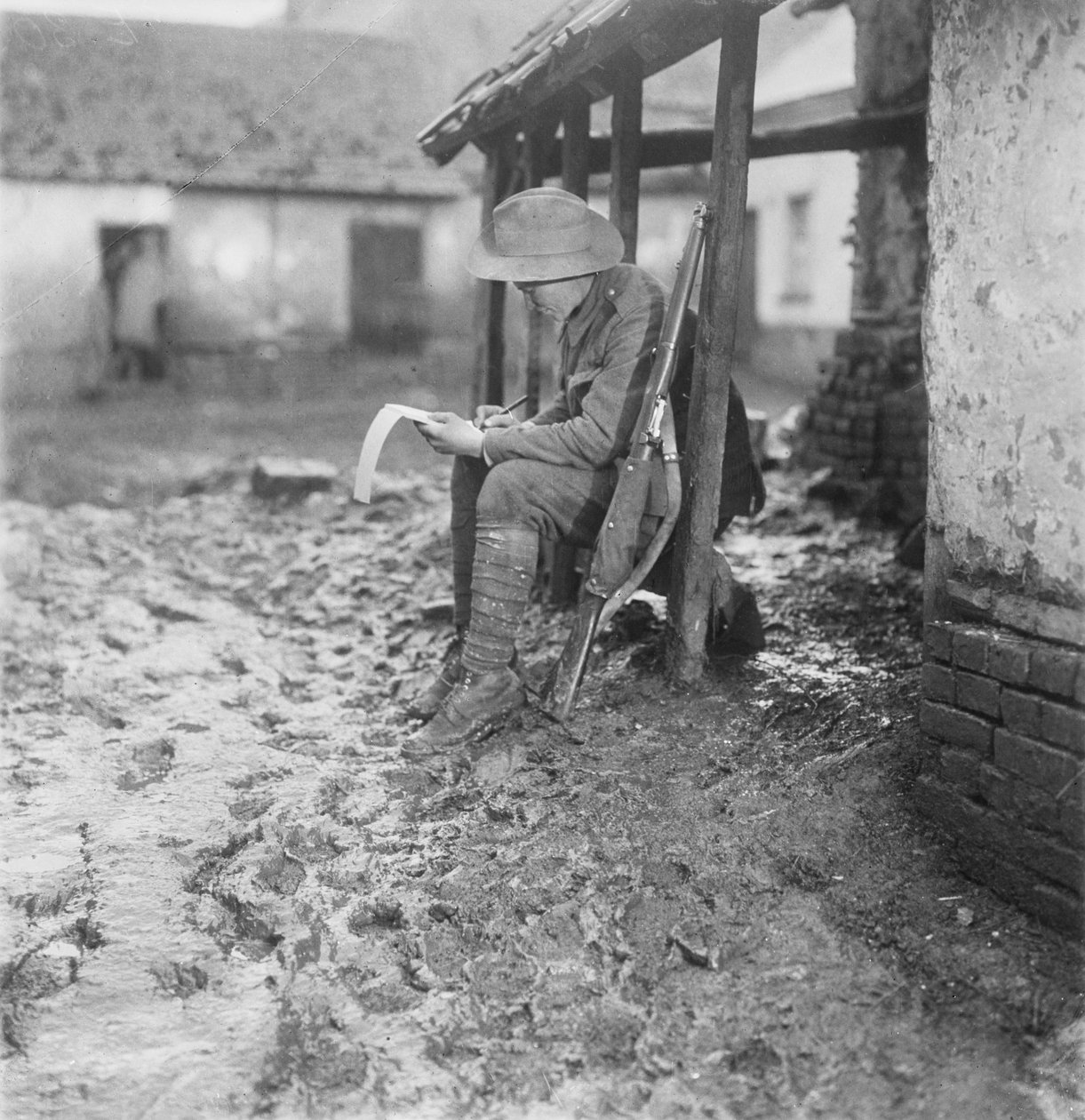 I billets hos Flesselles. Et medlem af den australske 2. bataljon fortsætter med sin korrespondance, 17.-30. november 1916 af Australian Photographer