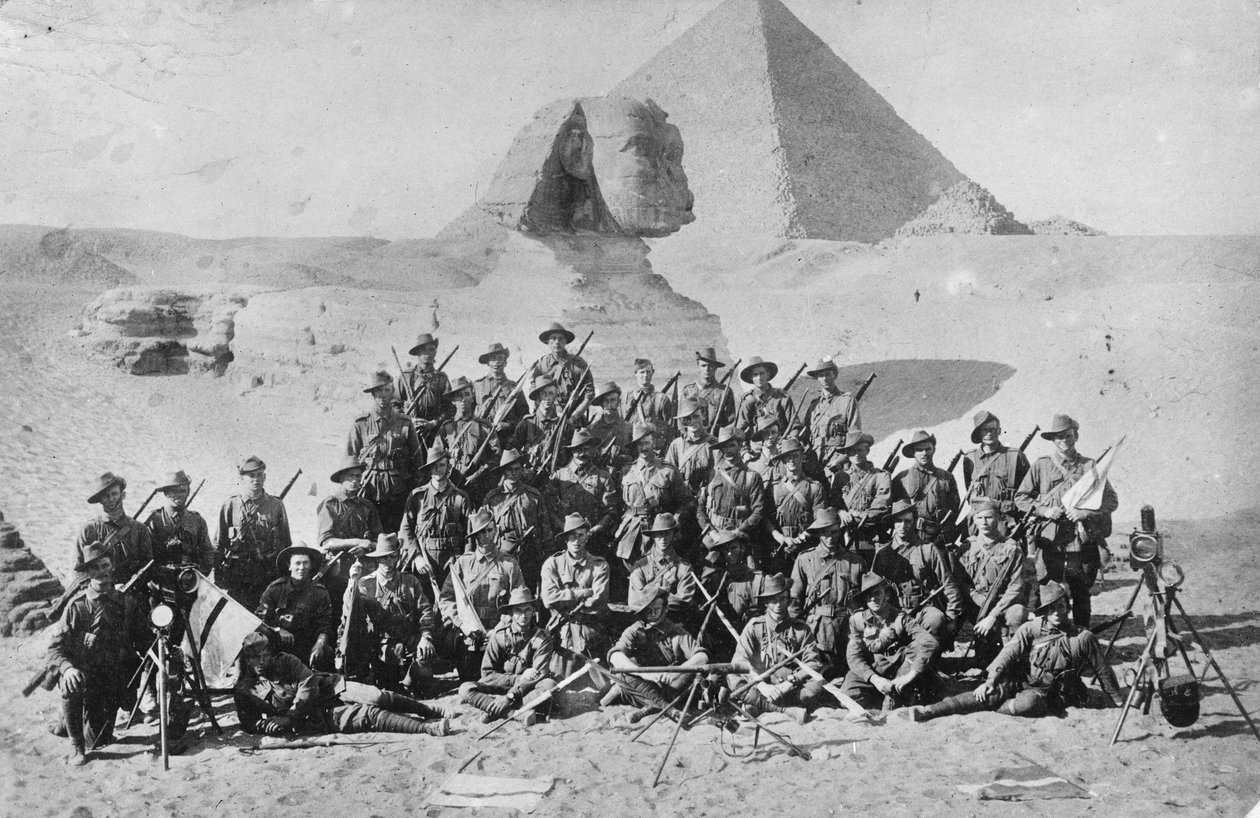 Uformelt gruppeportræt af en australsk infanterisignalskole foran sfinxen og pyramiden. Signaludstyr er i forgrunden, ca. 1915 af Australian Photographer