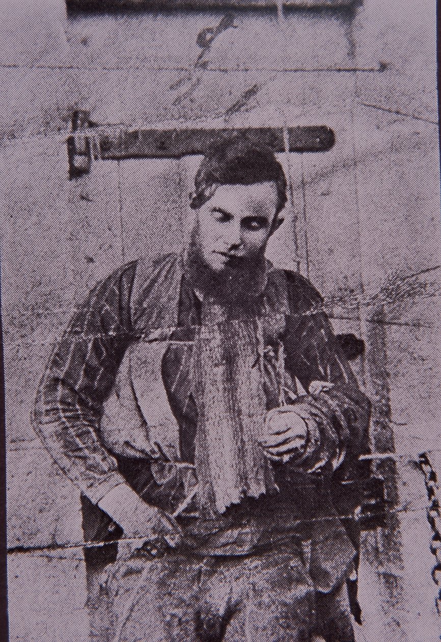 Kelly Gang-medlem Joe Byrne spændt op efter døden, 29. juni 1880 (s/h-foto) af Australian Photographer