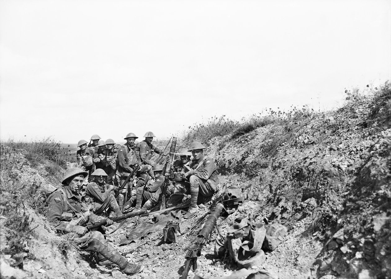 Løjtnant A. V. Sedgwick MC og nogle af hans parti fra 24. bataljon, der afventer ophævelsen af artilleri-spærringen på Mont St Quentin, fotograferet få minutter før de rykkede ud af skyttegraven af Australian Photographer