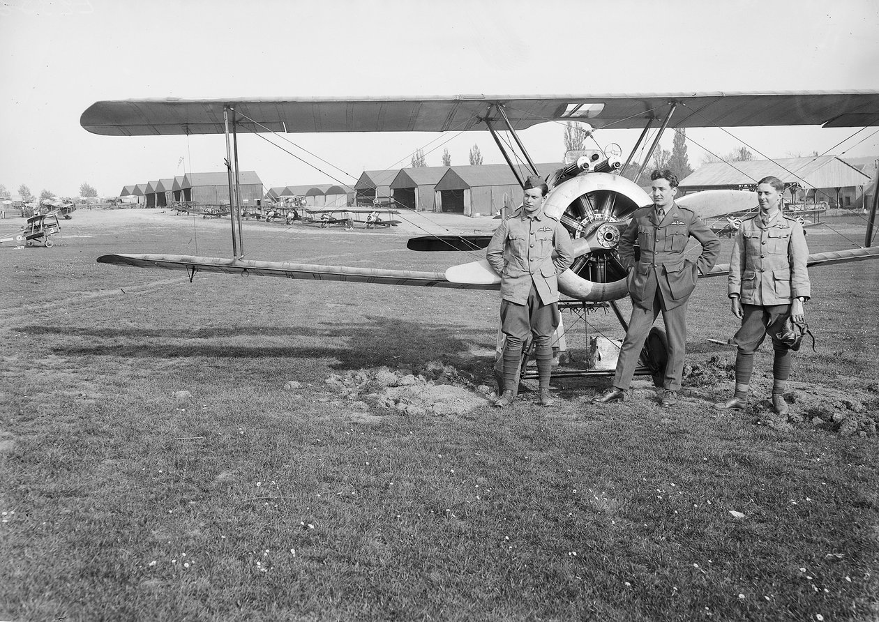 Løjtnanterne Jack Henry Weingarth (til venstre), Roy George Smallwood (i midten) og Vincent George Sheppard fra nr. 4 Squadron, Australian Flying Corps, stående foran en af Sopwith Camel-eskadronerne af Australian Photographer