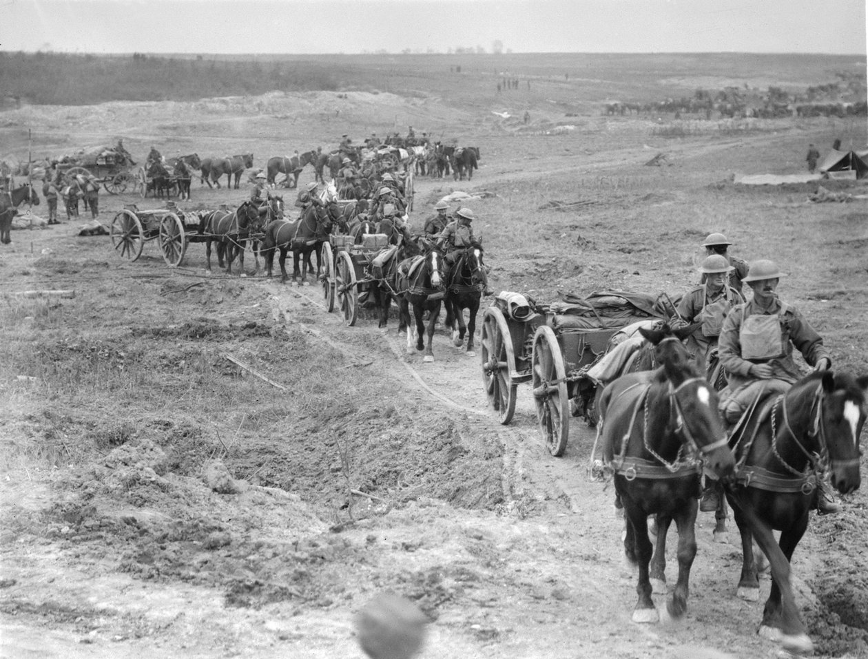 Limbers fra 6. brigade af australsk feltartilleri, der bringer ammunition til kanonerne gennem Hindenburg-linjen nær Bellicourt, 4. oktober 1918 af Australian Photographer