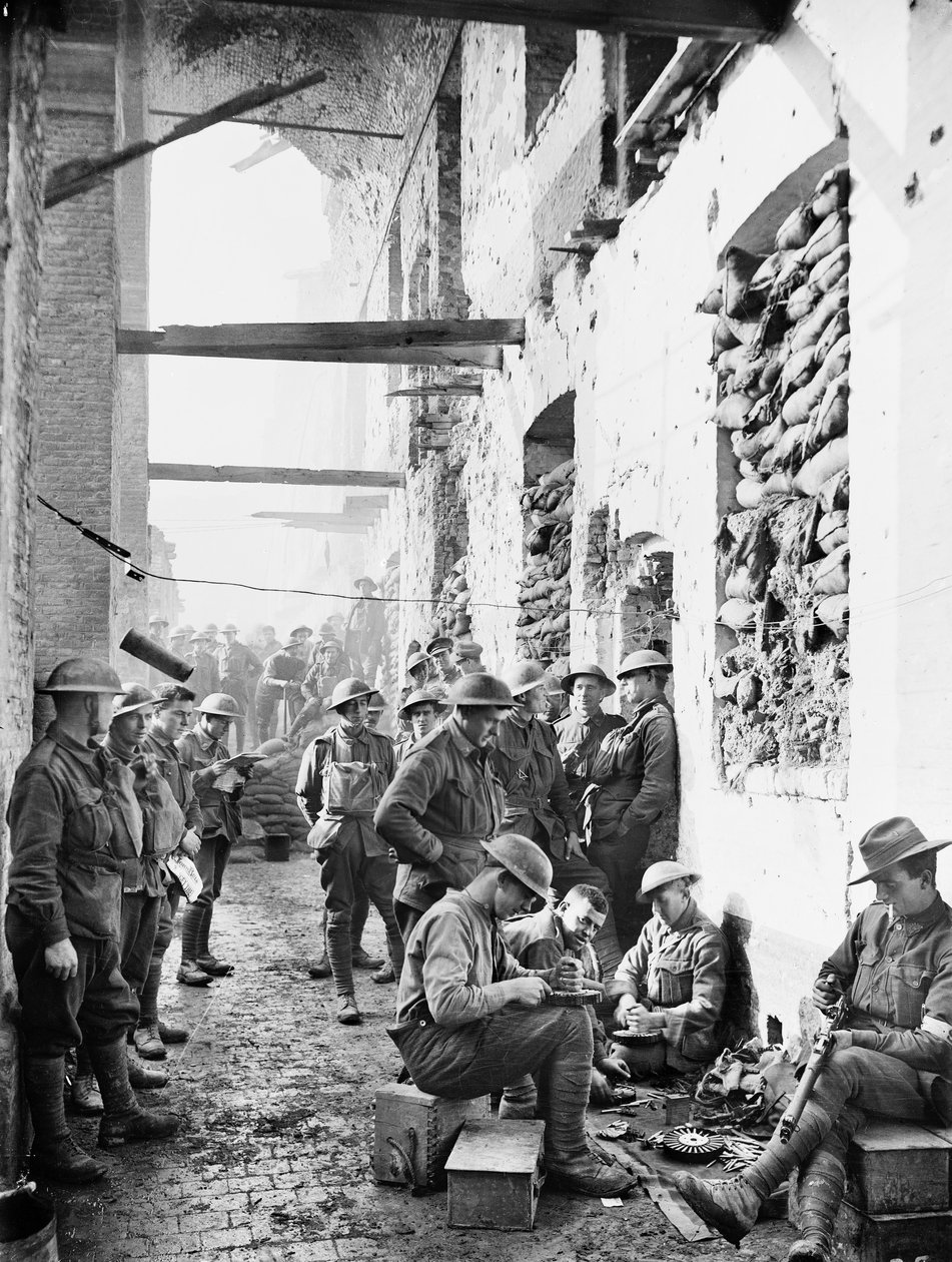 Medlemmer af den 2. australske infanteribataljon uden for deres pladser i kavalerikaserne i Ypres, 1. november 1917 af Australian Photographer