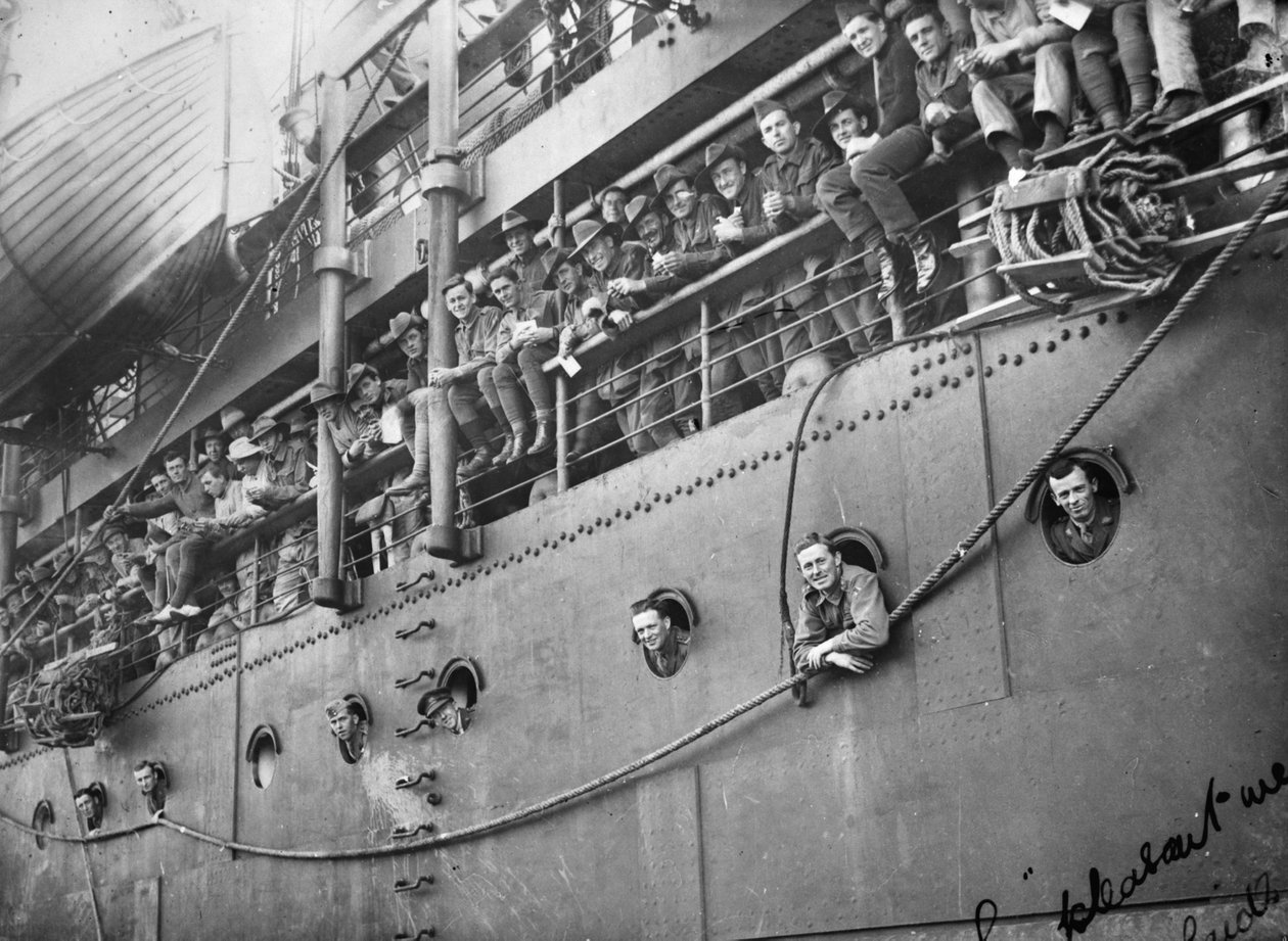 Medlemmer af Australian Flying Corps på dækket af Troopship Kaiser-I-Hind, som bragte dem tilbage til Australien, Adelaide, South Australia, 14. juni 1919 af Australian Photographer