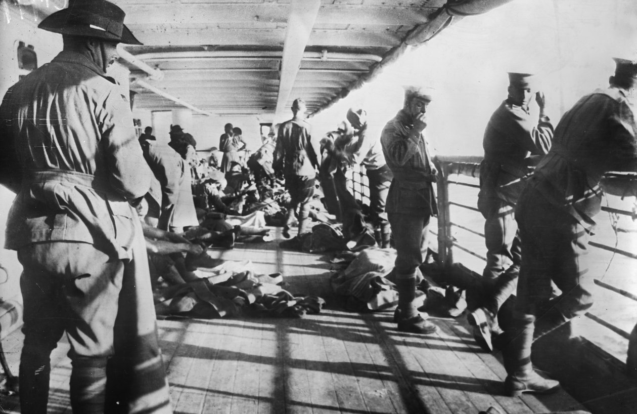 Mænd fra 3. bataljon slapper af på dækket af transport SS Derfflinger lige før reveille om morgenen før landingen ved Anzac Cove, 24. april 1915 af Australian Photographer