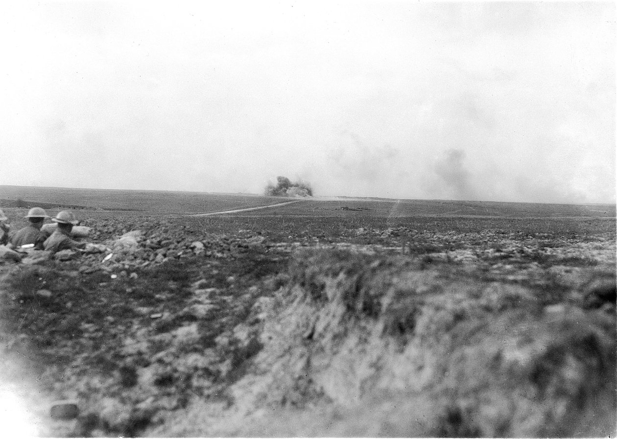 Observatører (til venstre) ser australsk artilleri beskyde tyskerne i Hindenburg-linjen den 27. maj 1917 af Australian Photographer
