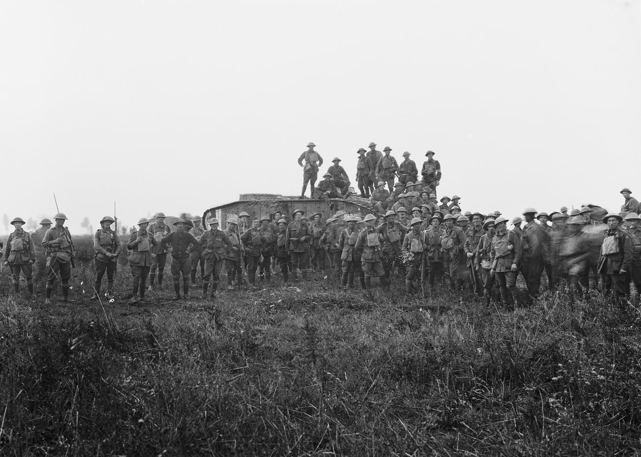 Udendørs gruppeportræt af en kampvognsbesætning og nogle medlemmer af den 5. australske infanteribrigade, 8. august 1918 af Australian Photographer