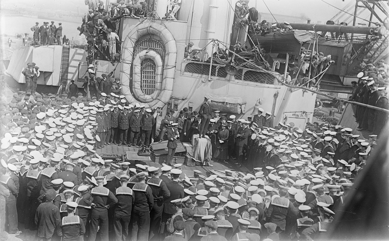 Sømænd stimler rundt om den australske premierminister The Hon William Morris (Billy) Hughes, mens han taler til dem på dækket af HMAS Australia ved værftet i Devon, England, 21. maj 1916 af Australian Photographer
