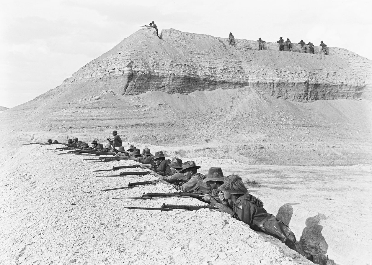 Set fra siden af mænd fra 5th Australian Light Horse Brigade, i alarmberedskab, i en del af brohovedet, april 1918 af Australian Photographer