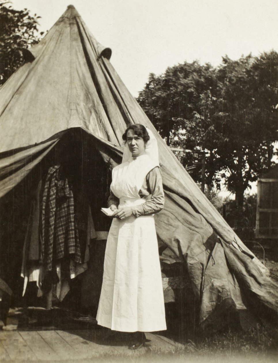 Søster Ada Smith fra 2nd Australian Casualty Clearing Station nær Steenwerck, Trois Arbres, Frankrig, 1916 af Australian Photographer