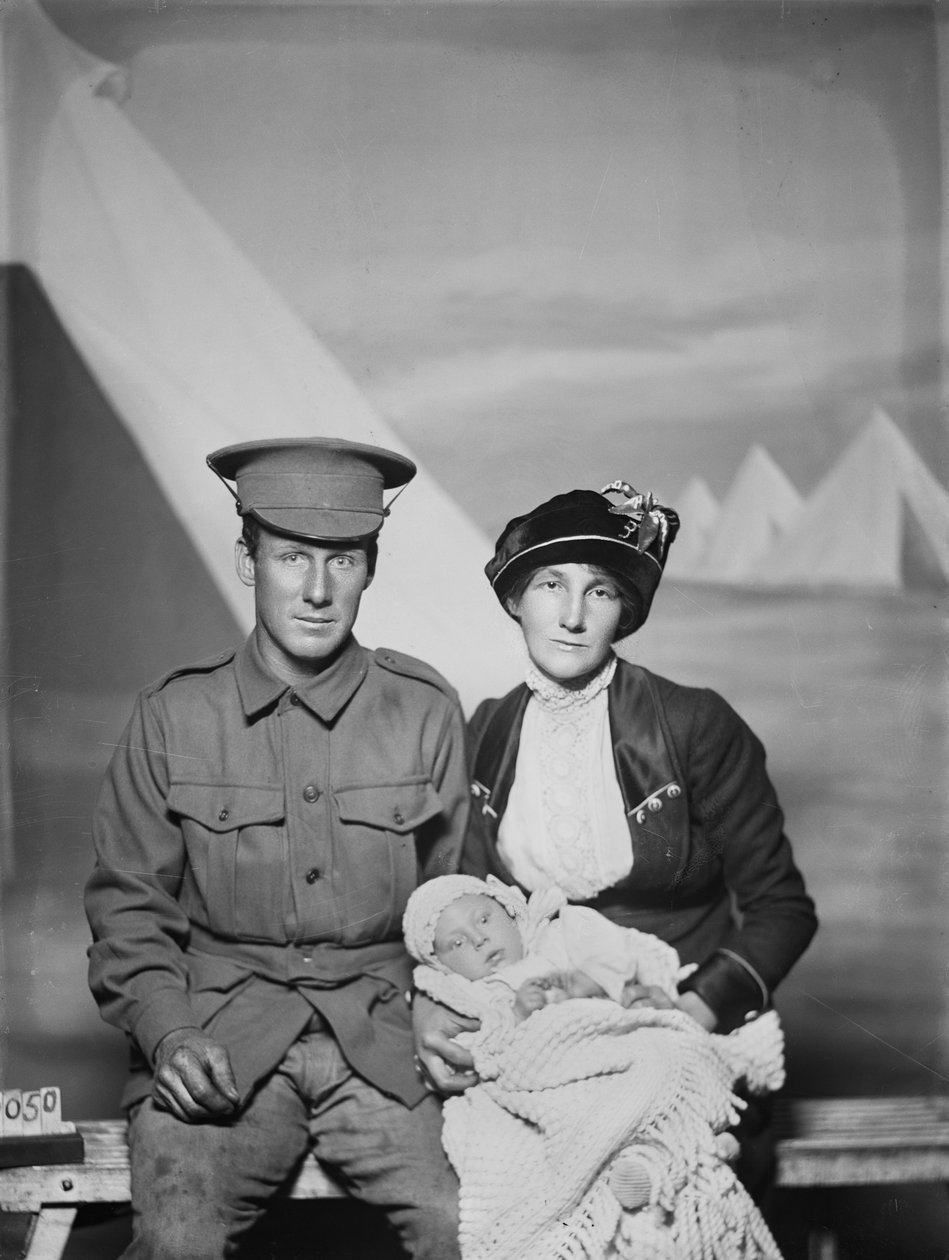 Studieportræt af 1159 menig (Pte) George Beamish Swanton, australsk 24. bataljon, af Werribee, Victoria, med sin kone Nellie og lille baby, Joan Helen, ca. maj 1915 af Australian Photographer