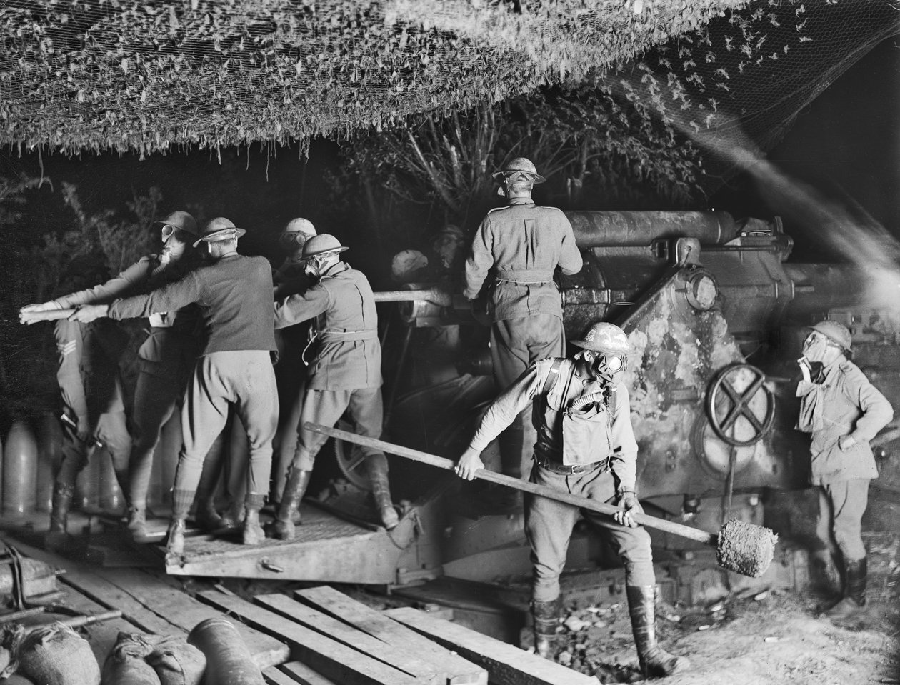 The 2nd Australian Siege Battery (55th Australian Siege Artillery Battery) arbejder på en 9,2 tommer Howitzer i deres gasmasker under et angreb ved Voormezeele, 15. september 1917 af Australian Photographer