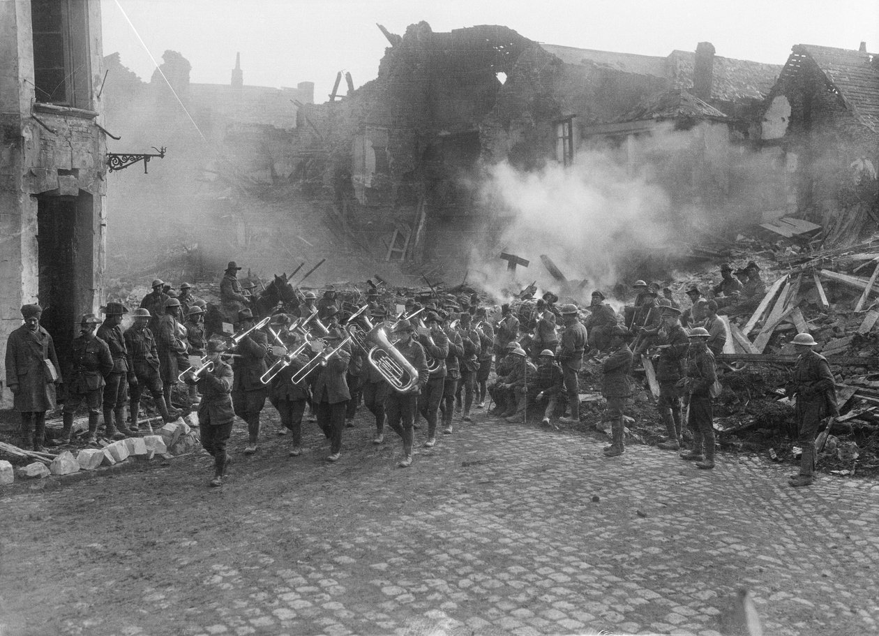 Bandet fra den 5. australske infanteribrigade, ledet af kapelmester Sergeant A Peagam fra 19. bataljon, passerer gennem Grande Place (Town Square) i Bapaume og spiller Victoria March, Bapau af Australian Photographer