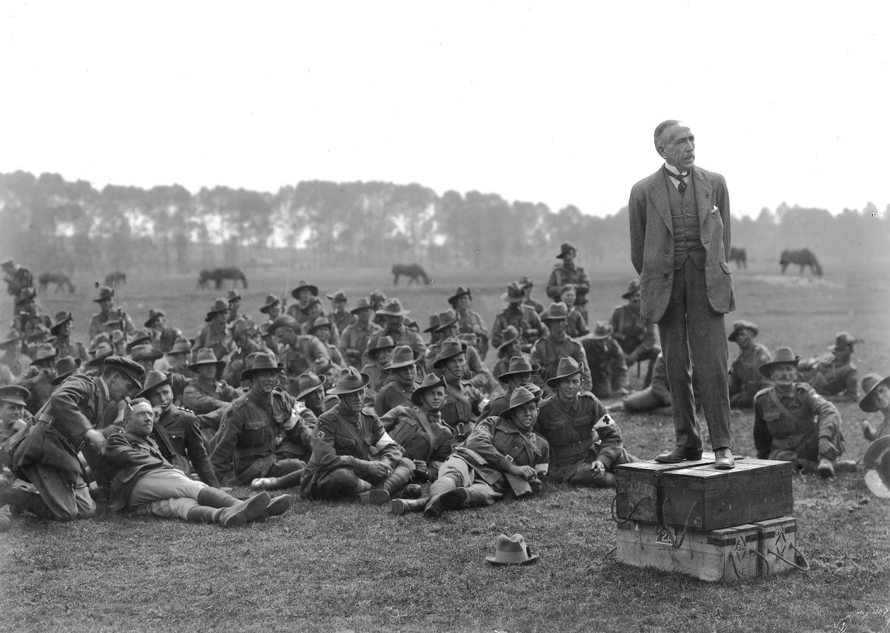 Den ærede William Morris (Billy) Hughes, stående på en platform bestående af fire ammunitionskasser, taler til en forsamling af den 5. australske feltambulance nær La Motte omkring et kilo af Australian Photographer