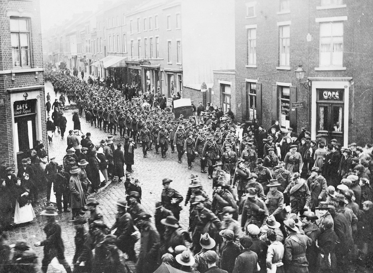Den sidste kvote af 1st Division Artillery, AIF, forlader byen for at trække sig i Charleroi for at begynde deres hjemrejse, Chatelineau, Belgien, 26. november 1919 af Australian Photographer