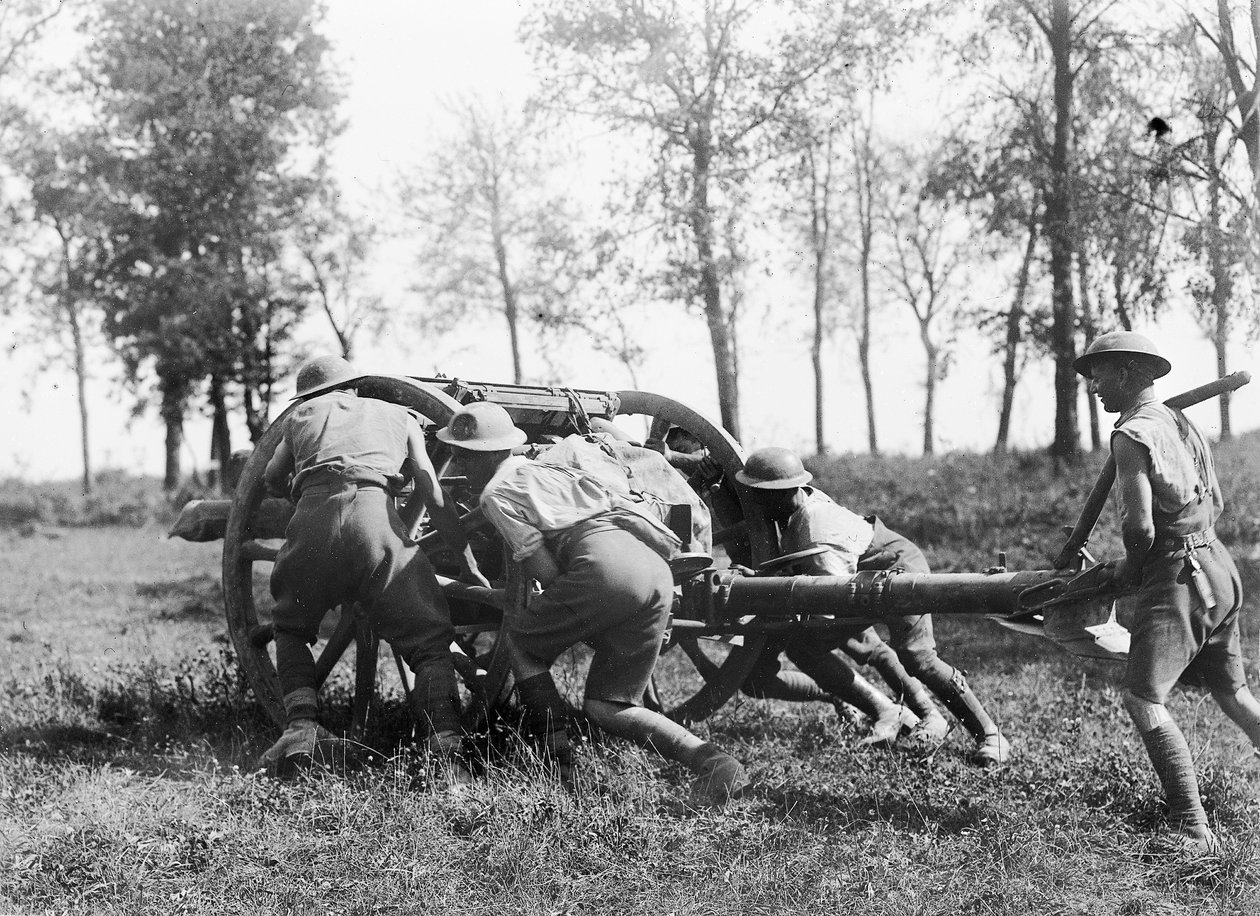 Uidentificerede medlemmer af 7. brigade, australsk feltartilleri, der trækker en af deres kanoner på plads nær Gressaire Wood, for at assistere 9. infanteribrigades angreb nær Bray-sur-Somme, 22. august af Australian Photographer