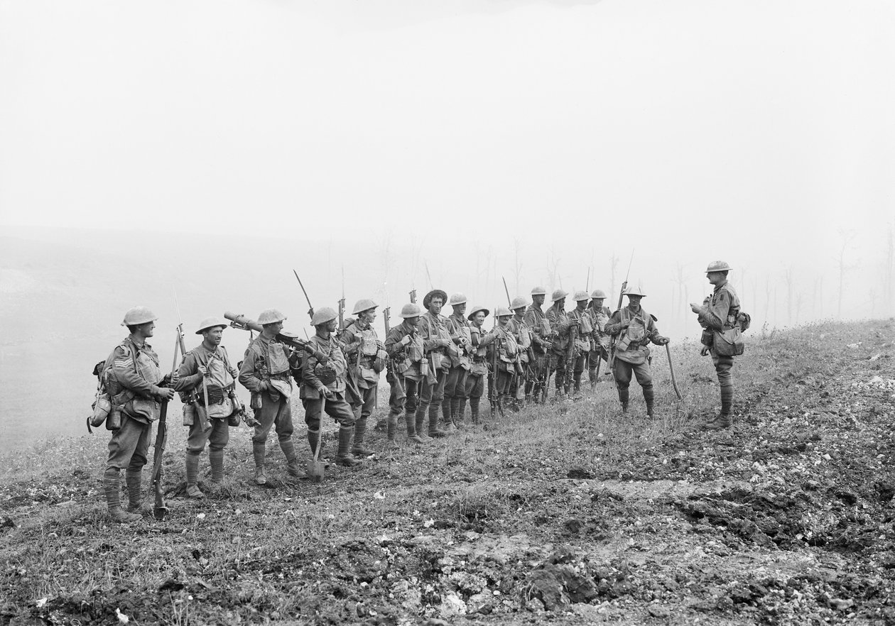 Warfusee-Abancourt, Frankrig: Løjtnant Rupert Frederick Arding Downes MC taler til sin Platoon fra B-kompagni, 29. bataljon, under et hvil nær landsbyerne Warfusee og Lamotte før advan af Australian Photographer