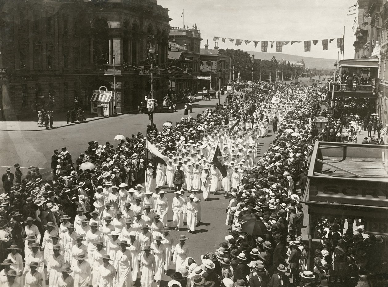 Kvinder, der holder en fredsdagsmarch langs King William Street, Adelaide, South Australia, november 1918 af Australian Photographer