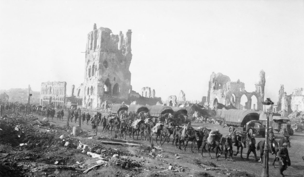 Ypres, Belgien. 18. oktober 1917. Pak muldyr, der optager forsyninger med infanteriet. Bemærk de granatskadede bygninger i baggrunden, 18. oktober 1917 af Australian Photographer