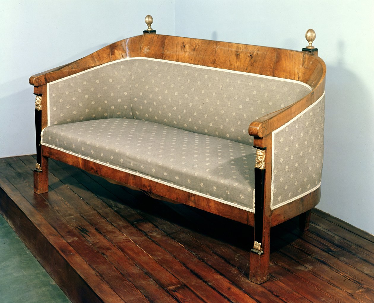 Sofa, Biedermeier-stil, ca.1820 (frugttræ med ibenholt og forgyldte dekorationer) af Austrian School