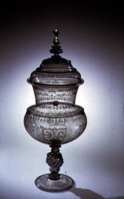 Bæger i venetiansk stil med låg, diamantspidsgravering og forgyldning, Innsbruck, ca. 1580 (glas) af Austrian School