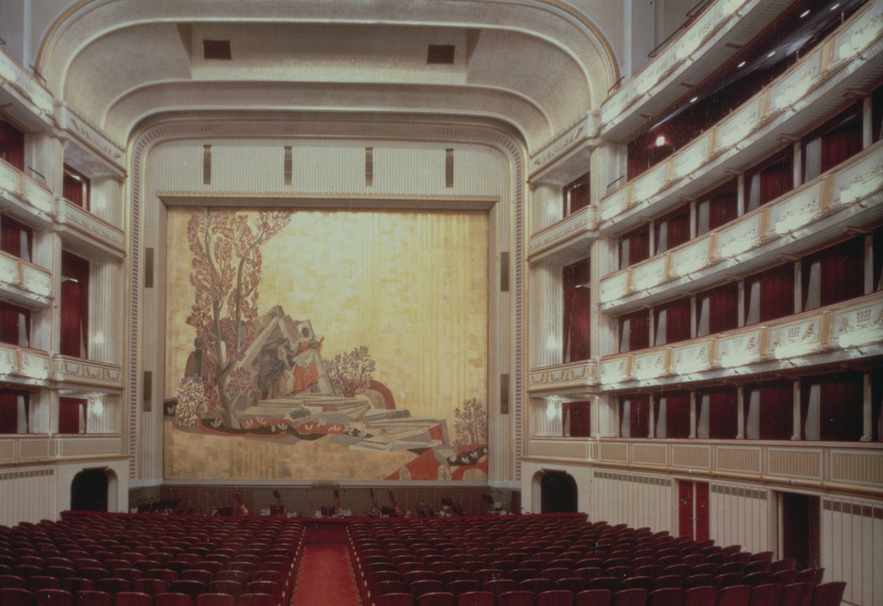 Auditoriet i Wiener Statsoperaen med en scene fra Orfeus, ødelagt i 1945, genopbygget og genåbnet i 1955 af Austrian Photographer