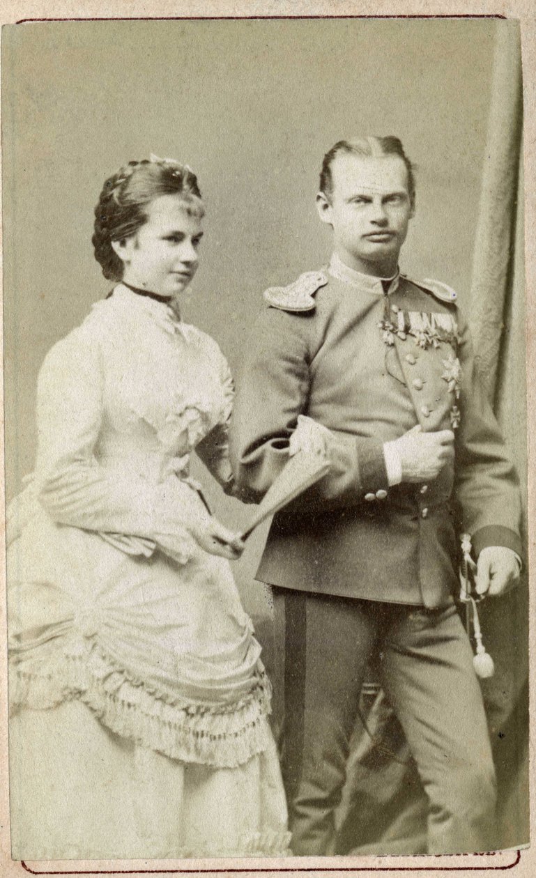 Portræt af Gisele Louise Marie, ærkehertuginde af Østrig og prinsesse af Baviere (1856-1932) med prins Leopold af Baviere (1846-1930). Fotosamling "" Til fortidens soldater"". af Austrian Photographer
