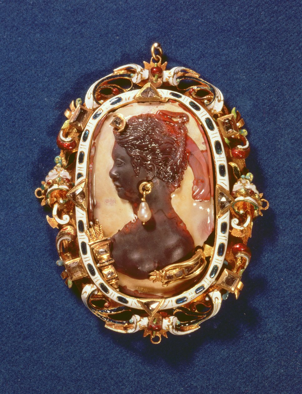 Cameo med profilhovedet af gudinden Diana, med en dråbeperleørering, den forgyldte ramme dekoreret med halvædelsten og hvid og blå emalje af Austrian School