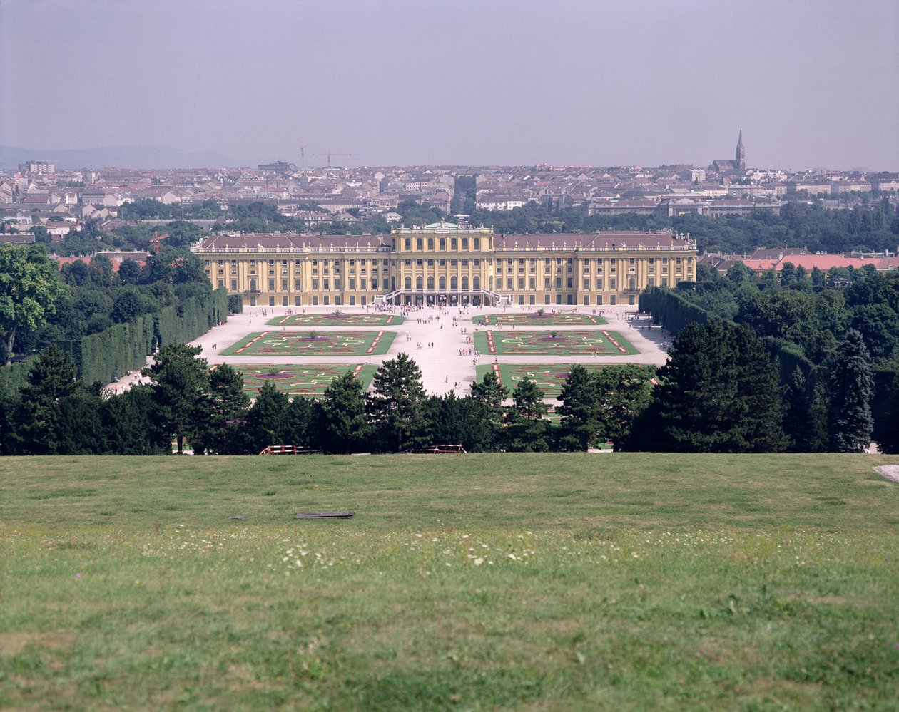 Schönbrunn Palace, færdiggjort 1711 af Austrian School