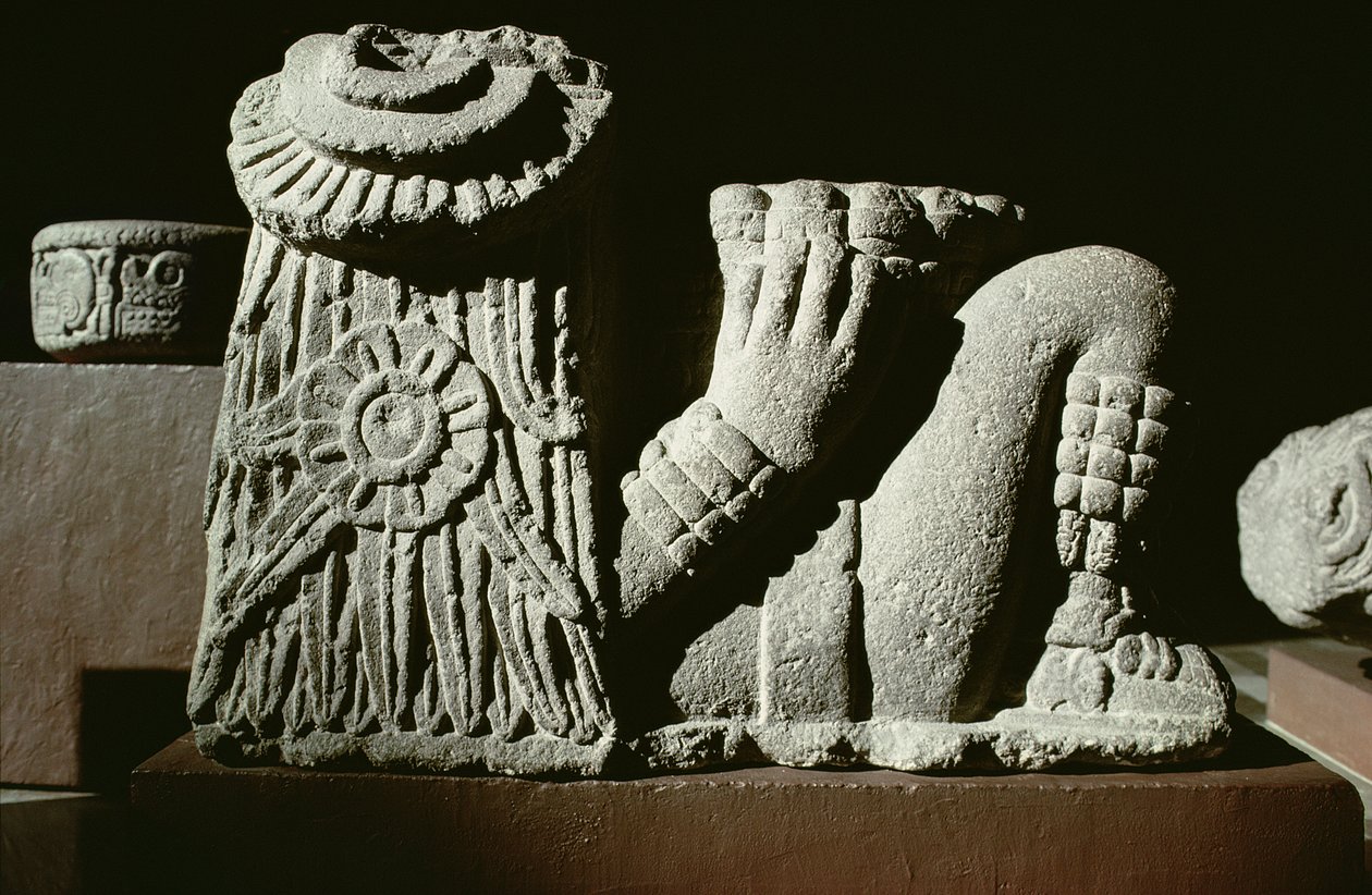 Liggende solgud med en solkalenderskive i håret af Aztec