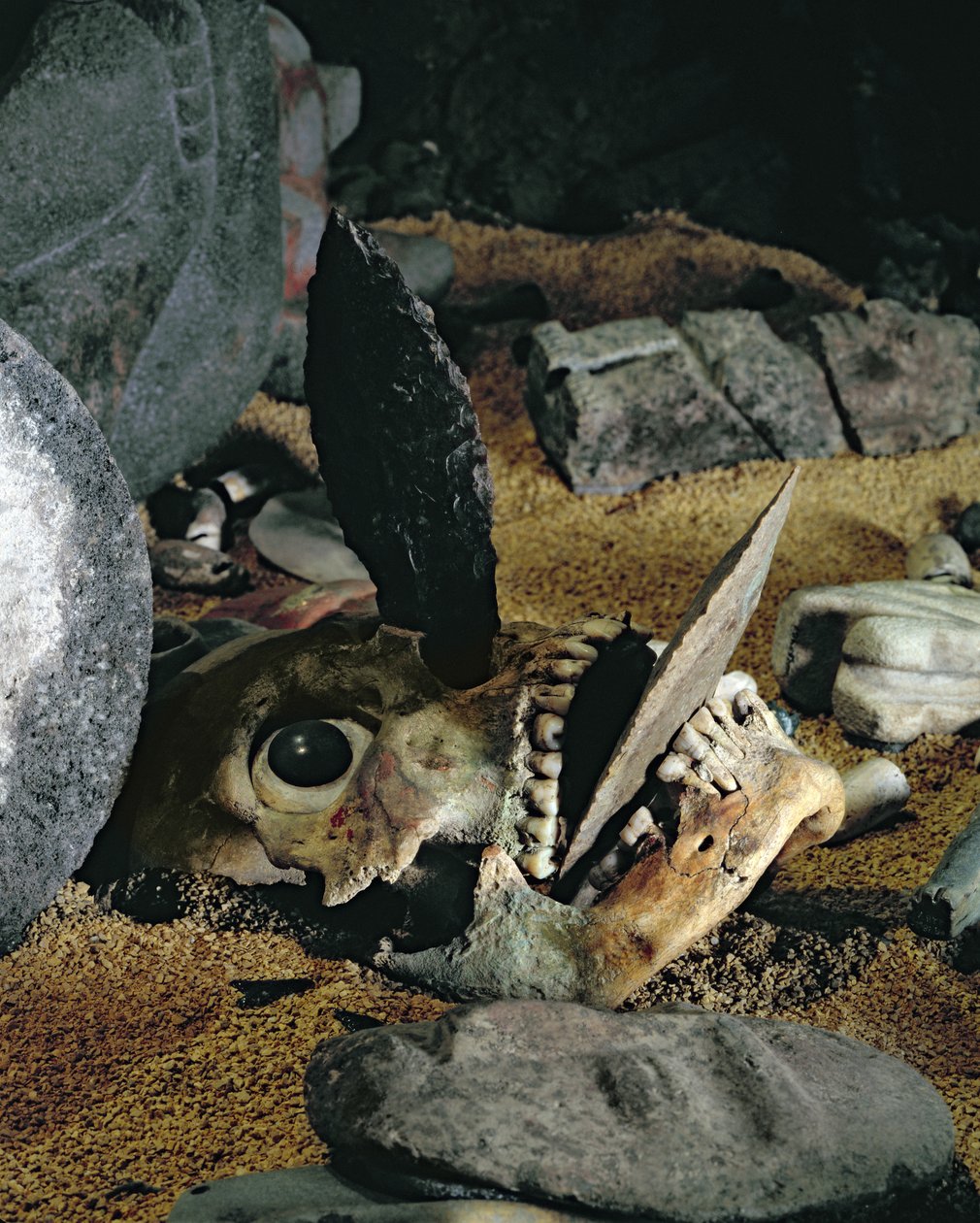 Kraniet med flintknive fast i munden og næsen blandede medier detalje af 397394 af Aztec