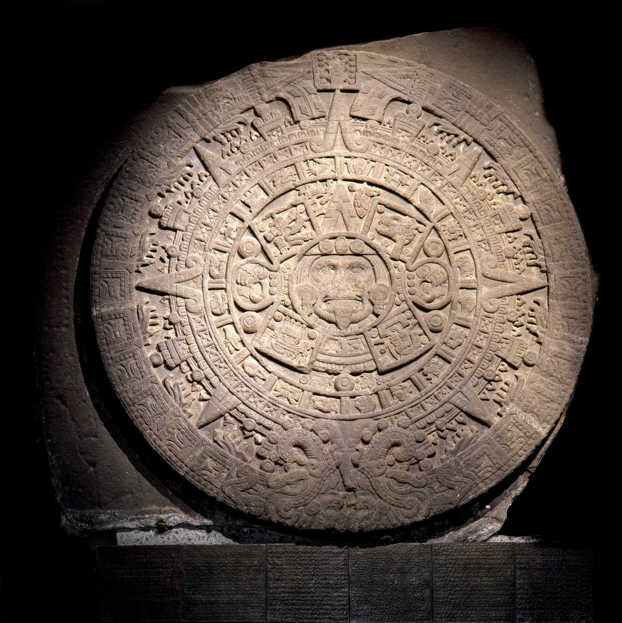Præcolombiansk civilisation: den aztekiske kalender (solsten): 3 m diameter stenskive, der repræsenterer den aztekiske kalender og kosmogoni, Au center est repræsenterer solens guddommelige Tonatiuh, kommer fra Tenochtitlan - Mexico City, antropos national af Aztec Aztec