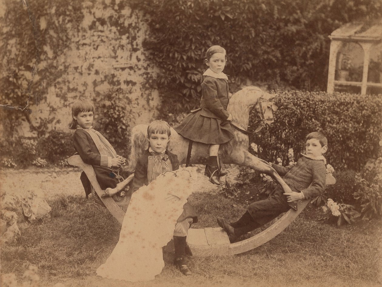 Børn på gyngehest, ca. 1890 (bw-foto) af B. Thomas