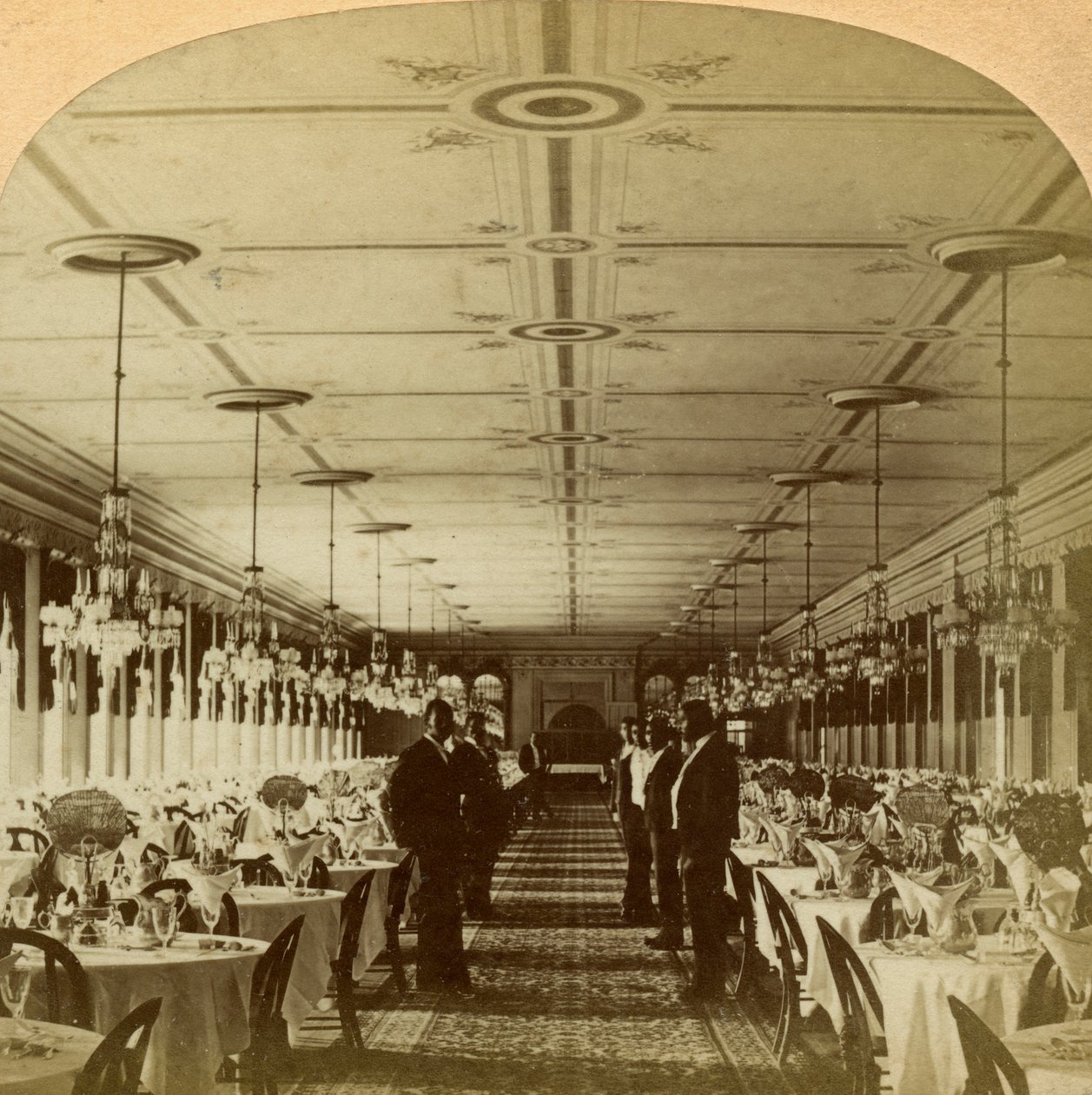 Spisestue, Grand Union Hotel, Saratoga, New York, USA. af B. W. Kilburn