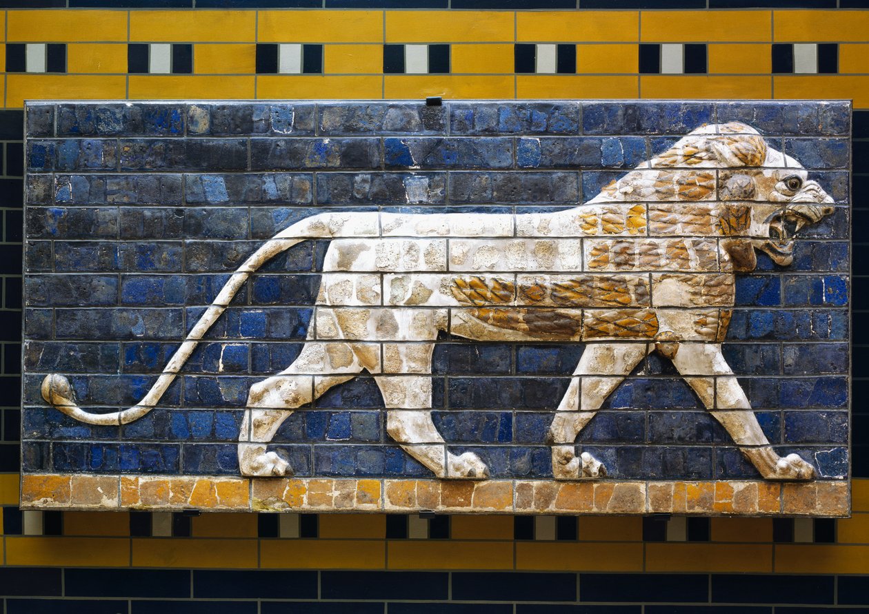 En løve, detalje fra glaserede murstensfliser, der forestiller mytologiske dyr, der prydede processionsvejen til Ishtar-porten i Babylon under Nebukadnezar II