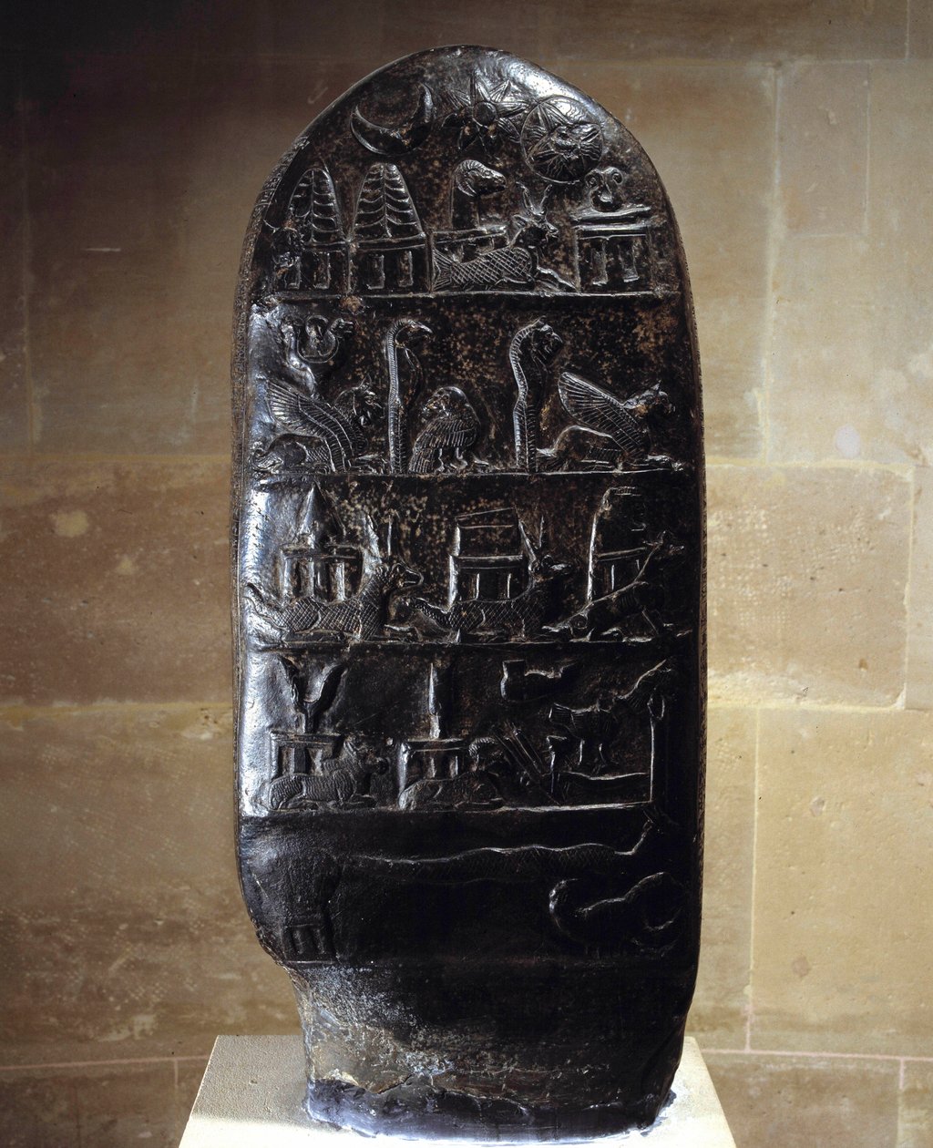 Orientalsk antikvitet: stele (eller kudurru, støtte til jorddonation) i sort kalksten udskåret fra basrelieffer af kong Meli-Shipak (eller Melishipak) II (1186-1172 f.Kr.) til fordel for hans søn Marduk-apla-iddina. De repræsenterer de store guddomme. Fra  af Babylonian