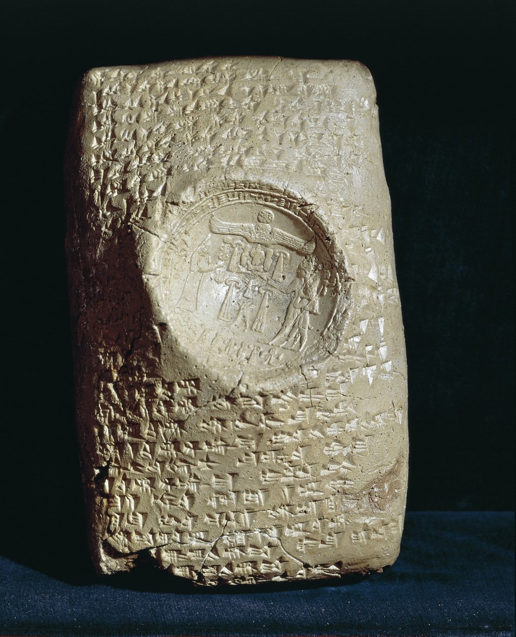 Tablet skrevet med babylonsk kileskrift, der kommer fra ruinerne af det gamle Ugarit (moderne Ras-Shamra) af Babylonian Babylonian