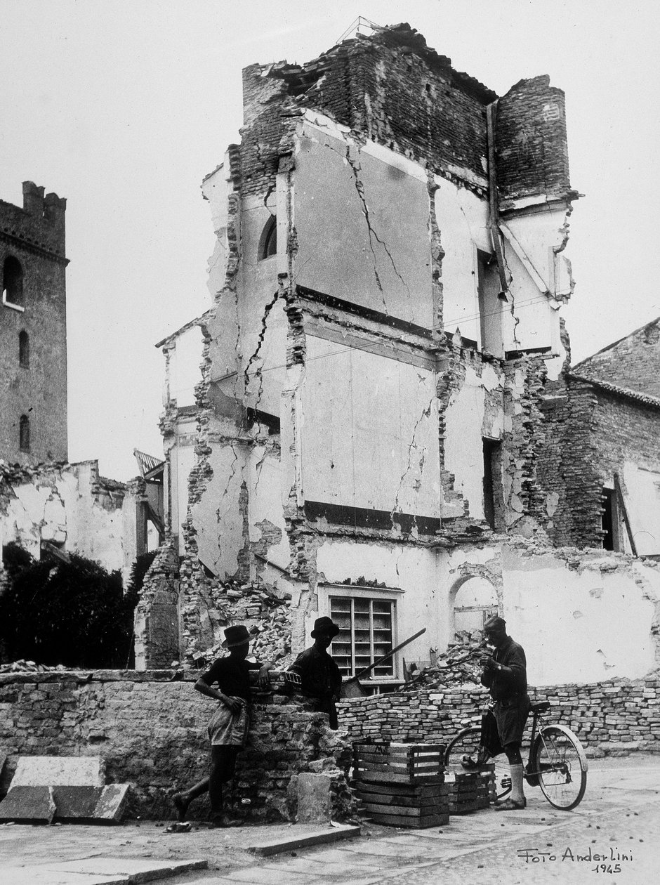 Bombardementerne af Sermide. Tre personer foran en gruppe bombarderede huse af Baccarini and Porta