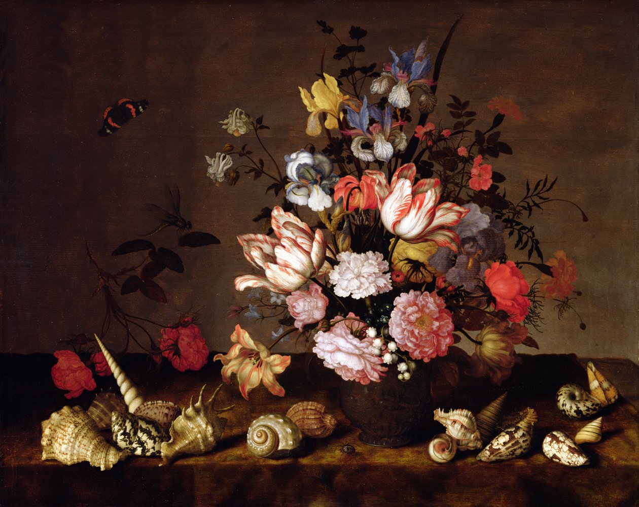 Stilleben af en vase med blomster med skaller af Balthasar van der Ast