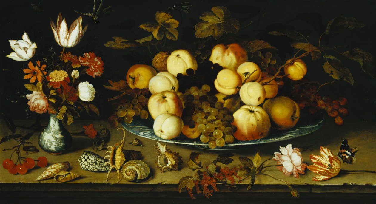 Frugt på fad, blomster i en Wanli Kraak-porseleinvase, kviste af kirsebær og ribs, muslingeskaller, en rose, en tulipan, en lyserød, en firben, en snegl og en rød admiral på en stenafsats, guldsmede ovenover, 1626 af Balthasar van der Ast