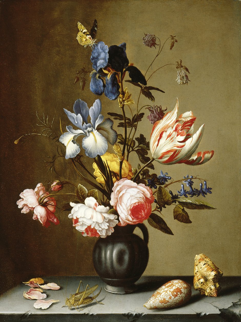 Iris, roser, akeleje, hyacint og en tulipan i en sort keramikkande med muslingeskaller og en græshoppe på en stenkant af Balthasar van der Ast